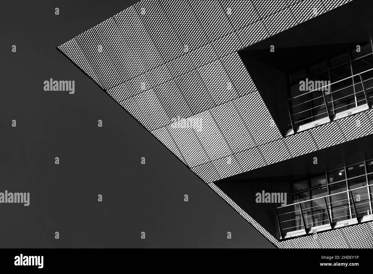 Dettaglio della Canad Water Library, Londra del Sud riflessa nel lago di Surrey Quays da CZWG Architects Foto Stock