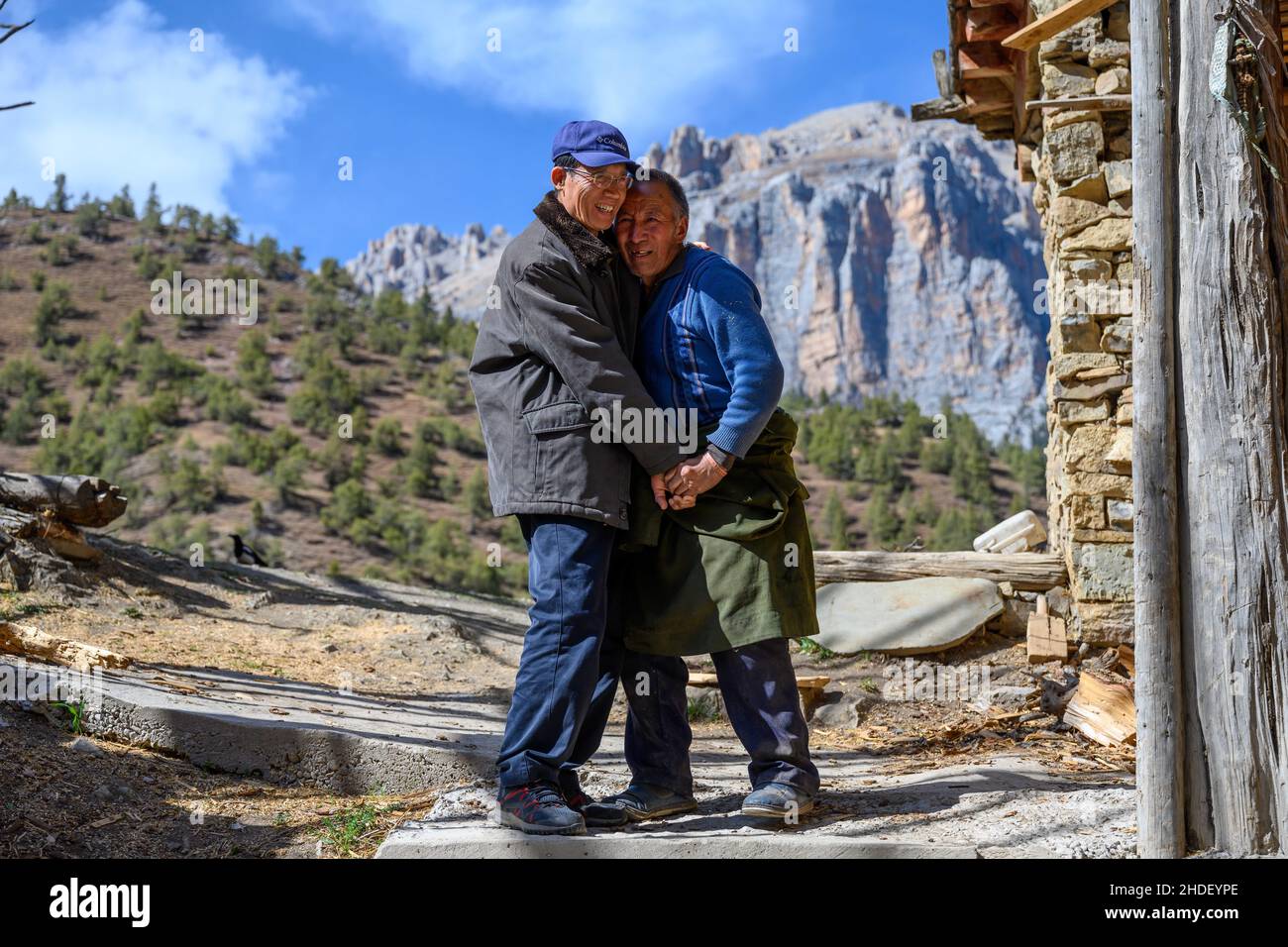 (220106) -- PECHINO, 6 gennaio 2022 (Xinhua) -- li Chunmin (L) visita la sua famiglia ospitante quando ha lavorato in Tibet, nel villaggio di Bangru, nella città di Yiri, nella contea di Riwoqe di Qamdo, nella regione autonoma del Tibet della Cina sudoccidentale, 3 maggio 2021. L'anno 1979 è stato un anno critico per il Tibet, in quanto oltre 3.000 funzionari provenienti da tutto il paese si sono recati per aiutare lo sviluppo locale. Li Chunmin era uno di loro. Li era un funzionario di Tianjin Dredging Co., Ltd. Sotto la società statale China Communications Construction. Si è chiesto di andare nella contea di Riwoqe. Da allora, ha visitato il Tibet 20 volte come pa Foto Stock