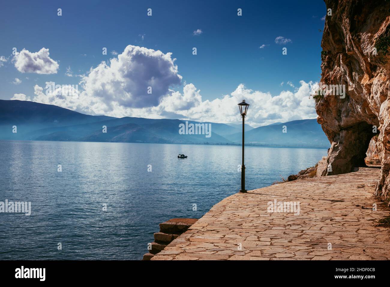 Sentiero vicino al mare della città Nafplio, Grecia Foto Stock