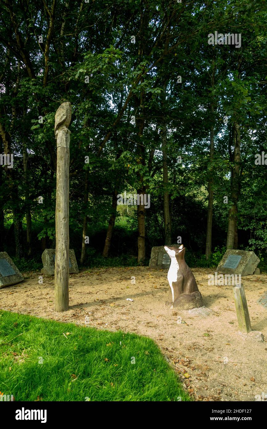 La volpe e il gufo, sculture in legno. Oldham, Greater Manchester,. REGNO UNITO. Foto Stock