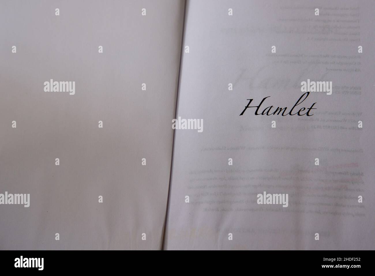 Prima pagina del titolo del teatro drammatico Hamlet scritto dal famoso drammaturgo inglese e poeta William Shakespeare Foto Stock