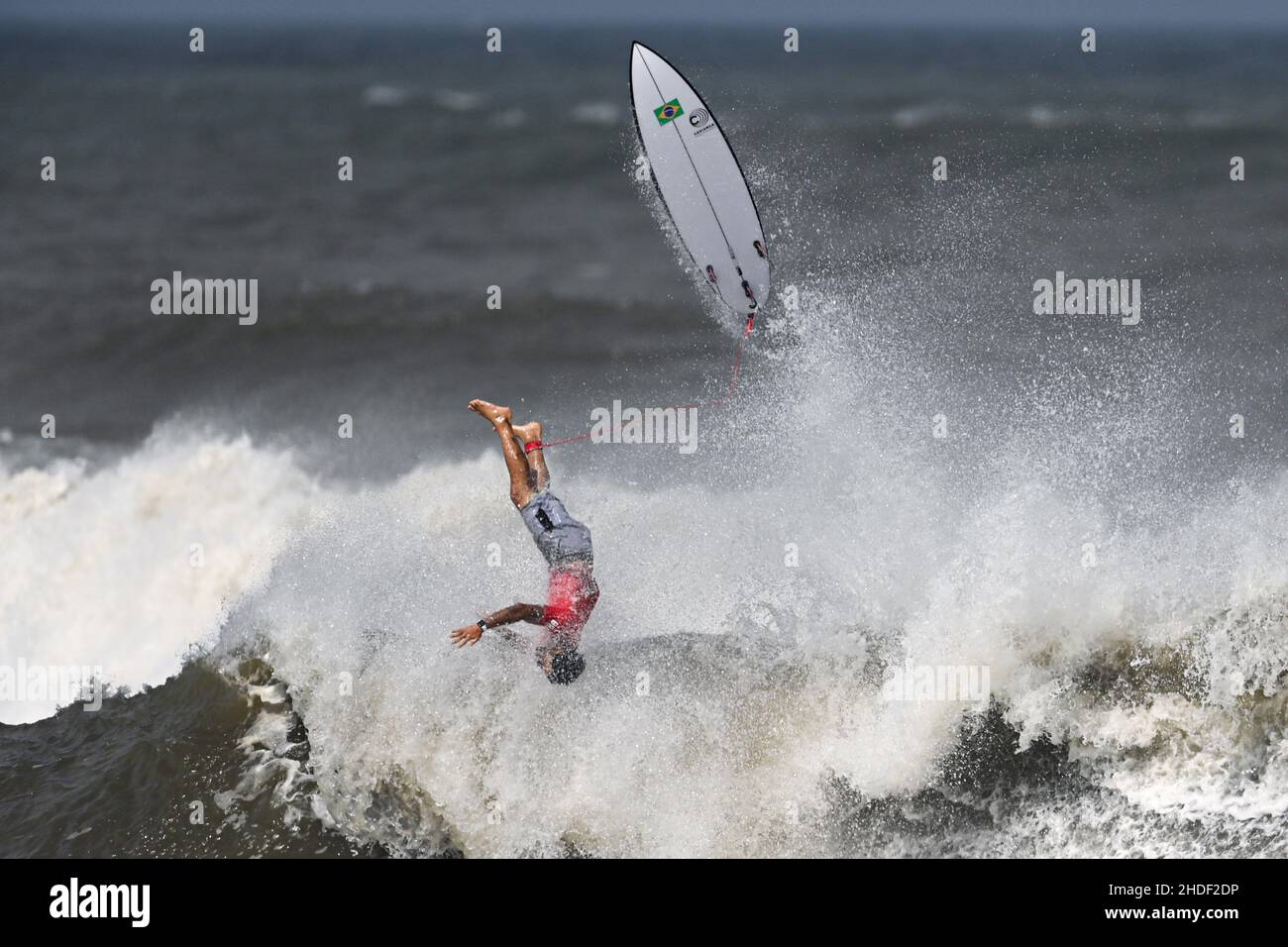 (220106) -- PECHINO, 6 gennaio 2022 (Xinhua) -- Gabriel Medina del Brasile si schianta su un'onda durante il calore della medaglia di bronzo della partita di surf maschile ai Giochi Olimpici di Tokyo 2020 alla spiaggia di Tsurigasaki a Ichinomiya, Giappone, 27 luglio 2021. (Xinhua/Du Yu) Foto Stock