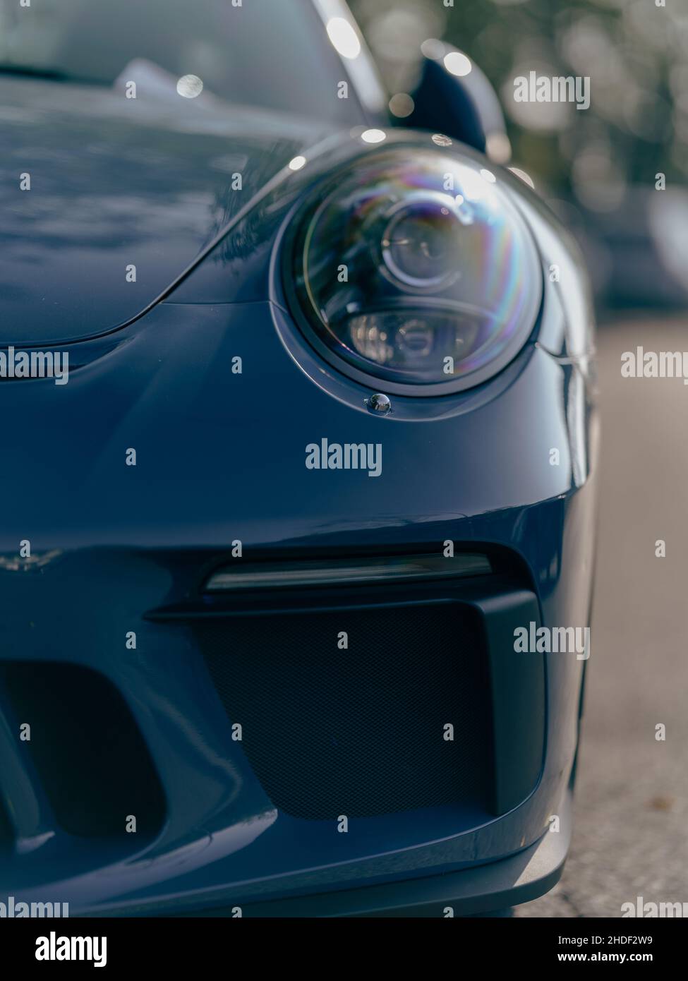 Primo piano verticale di una Porsche targa davanti Foto Stock