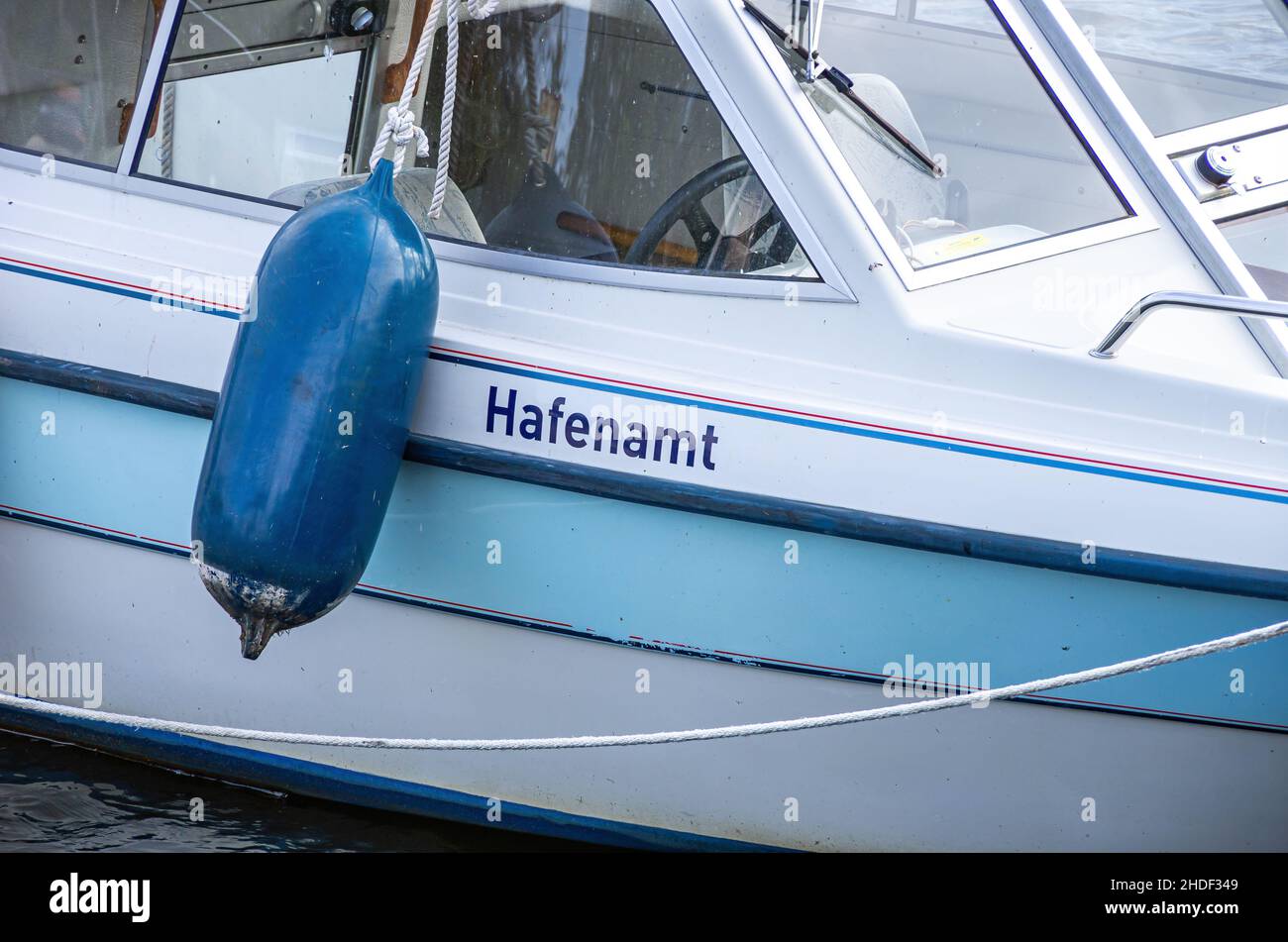 Dettaglio della barca con l'iscrizione HAFENAMT (che significa autorità portuale) nel porto cittadino di Greifswald-Wieck, Greifswald, Germania. Foto Stock