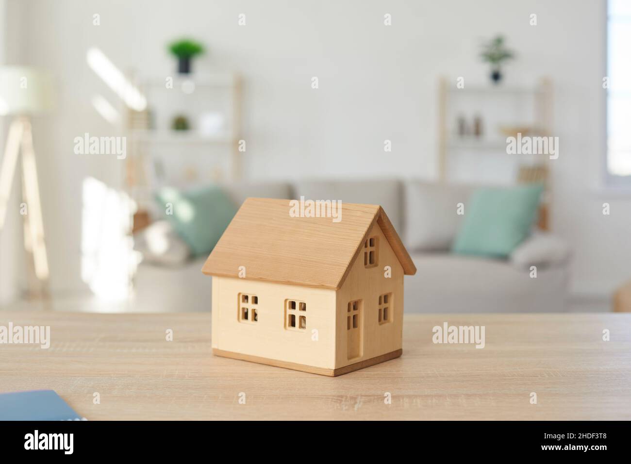 Primo piano di modello in miniatura di casa in legno posta sul tavolo nel soggiorno Foto Stock
