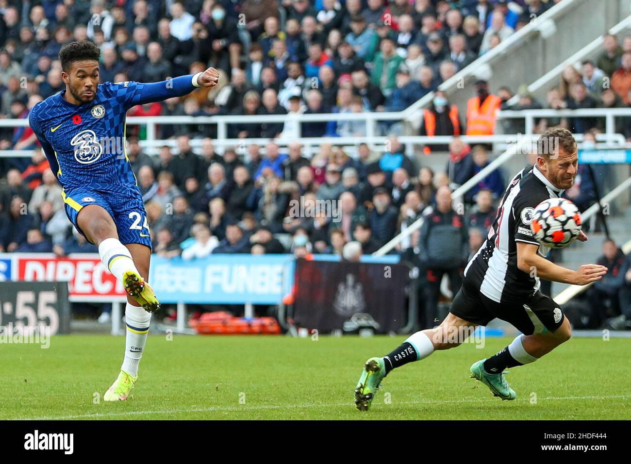 REECE James of Chelsea spara a Goal - Newcastle United contro Chelsea, Premier League, St James' Park, Newcastle upon Tyne, UK - 30th ottobre 2021 solo per uso editoriale - si applicano le restrizioni DataCo Foto Stock