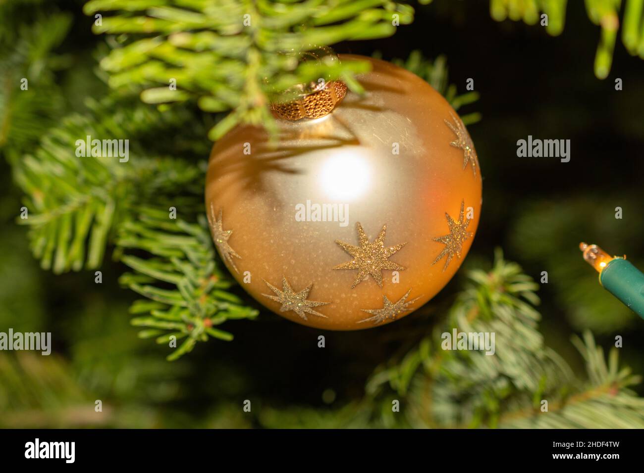 Liechtenstein, 24 dicembre 2021 albero di Natale decorato con molti ornamenti belli Foto Stock