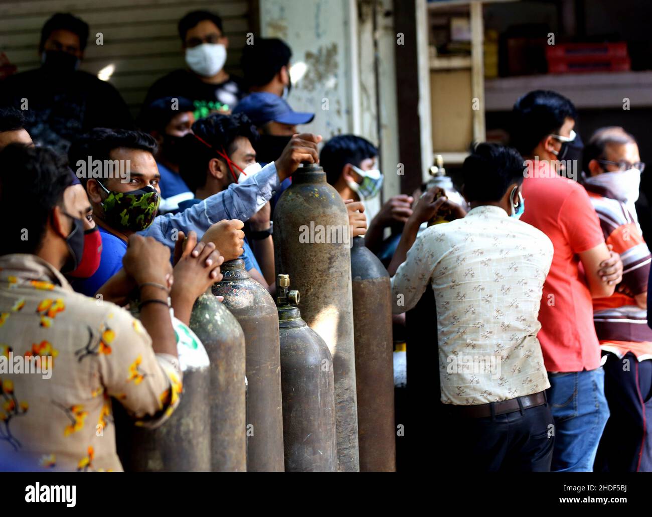 Pechino, India. 26th Apr 2021. La gente aspetta in linea per riempire le bombole di ossigeno mediche vuote per i pazienti COVID-19 davanti ad un negozio a Nuova Delhi, India, 26 aprile 2021. Credit: Partha Sarkar/Xinhua/Alamy Live News Foto Stock