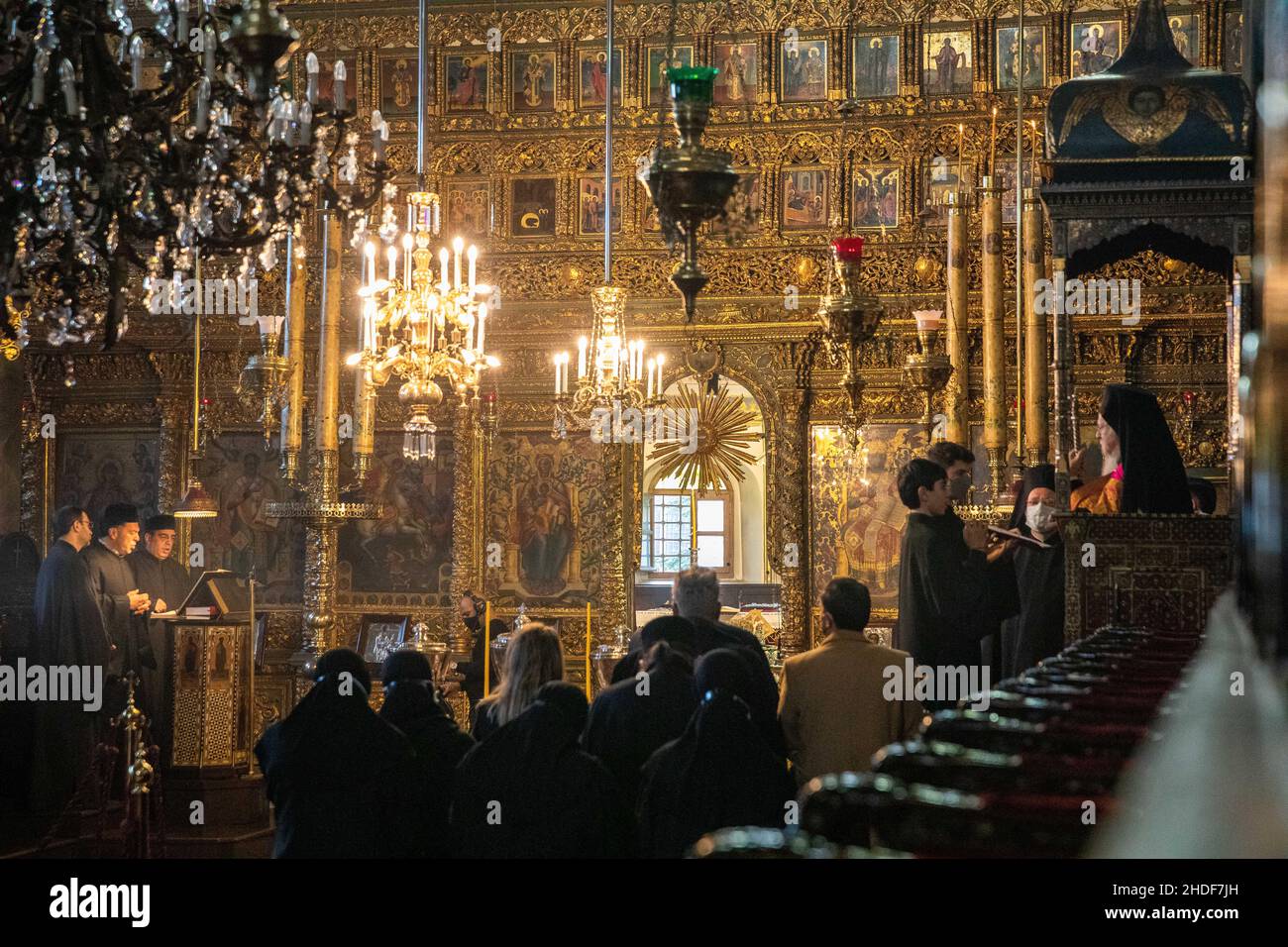 Il Patriarca Ecumenico Greco-Ortodosso Bartolomeo i di Costantinopoli conduce la messa dell'Epifania come parte delle celebrazioni del giorno dell'Epifania presso la Chiesa. Foto Stock