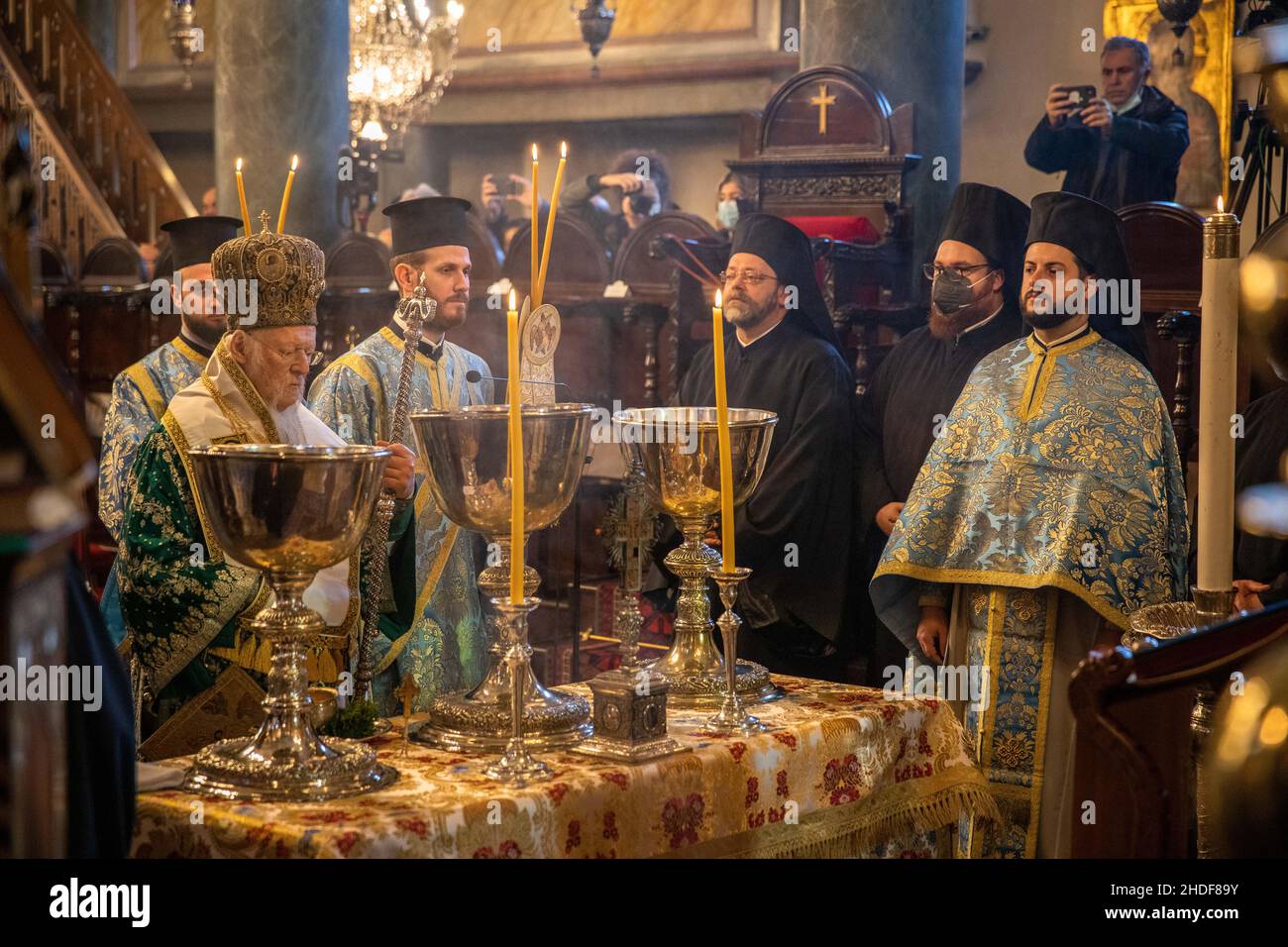 Il Patriarca Ecumenico Greco-Ortodosso Bartolomeo i di Costantinopoli conduce la messa dell'Epifania come parte delle celebrazioni del giorno dell'Epifania presso la Chiesa. Foto Stock