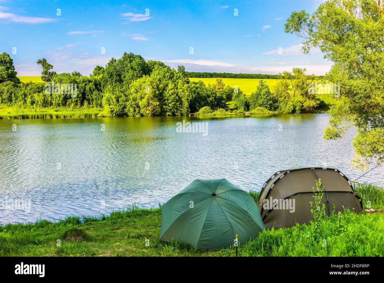 riva del fiume, tenda, campeggio, rive del fiume, tende, campeggio, camper Foto Stock