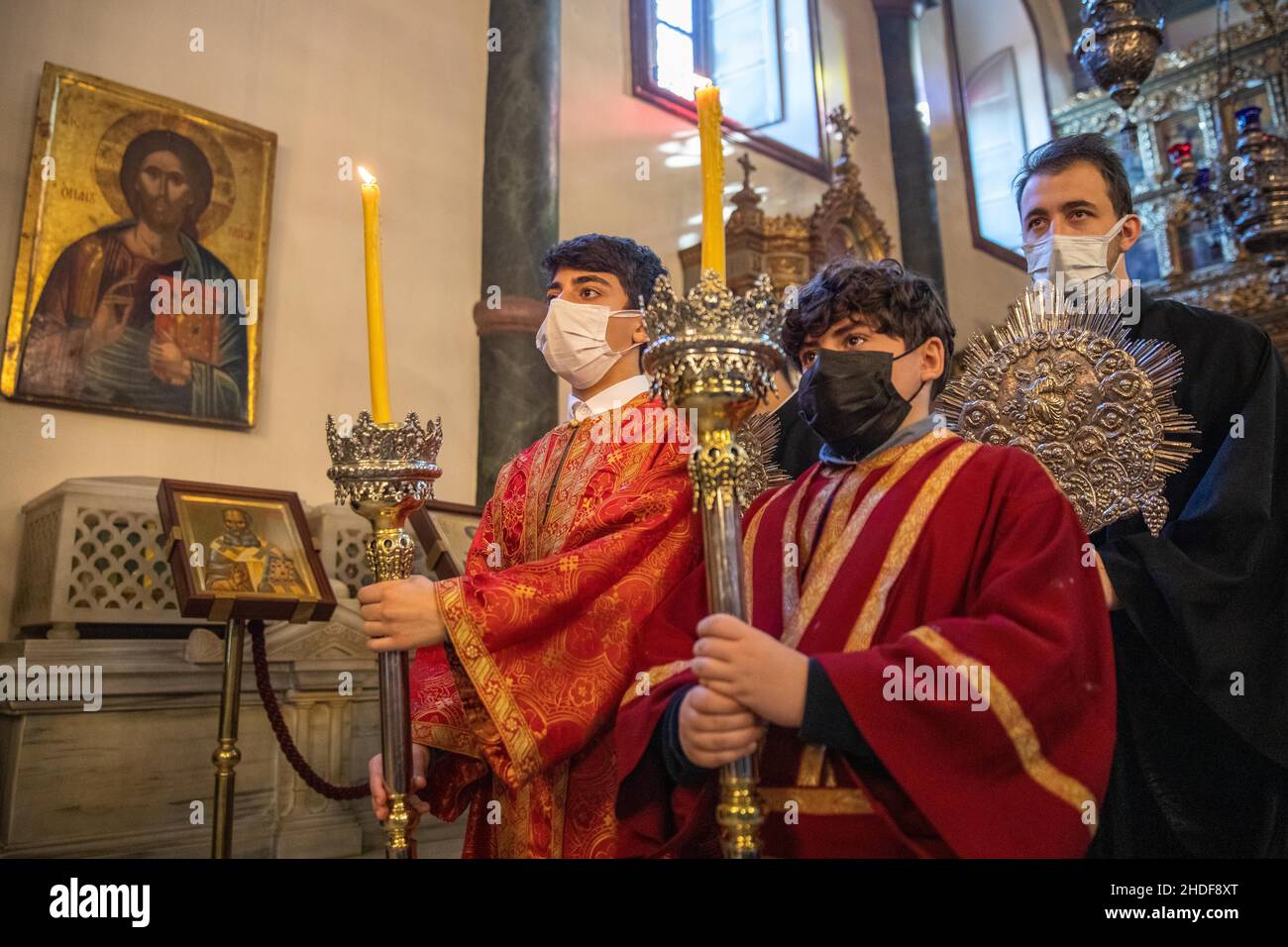 ISTANBUL, TURCHIA - 06 gennaio 2022: I ragazzi greco-ortodossi prendono parte ad una marcia guidata dal Patriarca greco-ortodosso ecumenico Bartolomeo I. Foto Stock