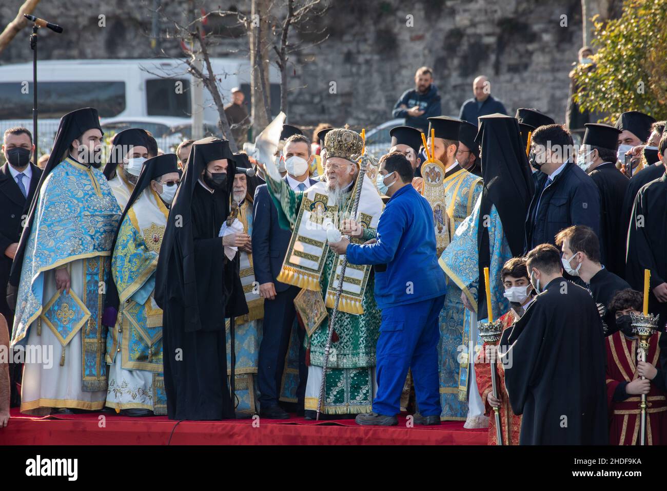 ISTANBUL, TURCHIA - 06 gennaio 2022: Il Patriarca ecumenico greco-ortodosso di Costantinopoli, Bartolomeo i, vola una colomba bianca, simbolo di pace. Foto Stock