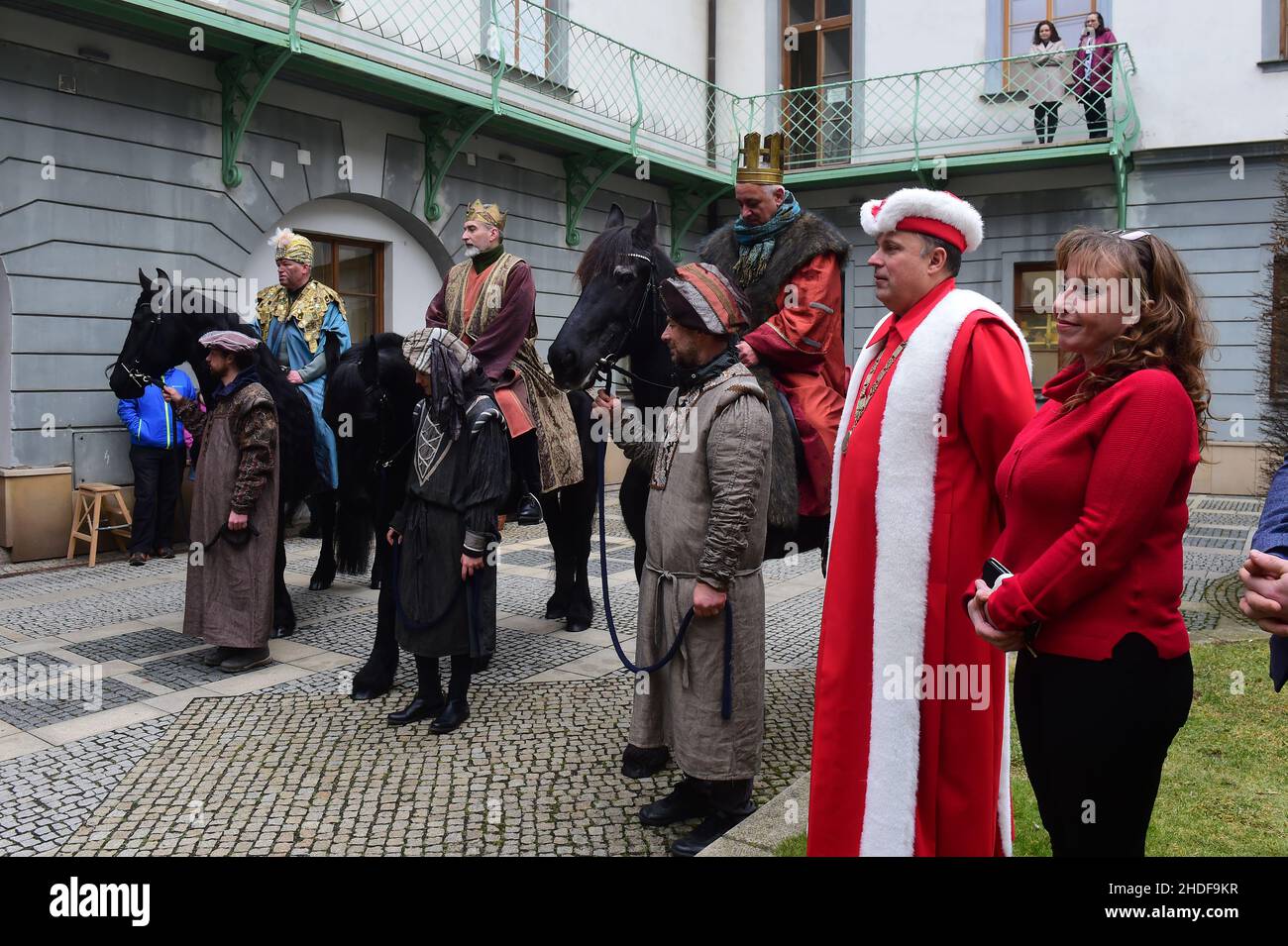 Olomouc, Repubblica Ceca. 06th Jan 2022. Olomouc, Repubblica Ceca, 6 gennaio 2022, tre re cavalcano cavalli dalla Cattedrale di San Venceslao al municipio nel centro della città di Olomouc, Repubblica Ceca, 6 gennaio 2022. Il governatore della regione di Olomouc Josef Suchanek (a destra), il sindaco di Olomouc Miroslav Zbanek (al centro) e il vescovo Josef Nuzik (a sinistra) svolgeranno il ruolo di re. Credit: Ludek Perina/CTK Photo/Alamy Live News Foto Stock