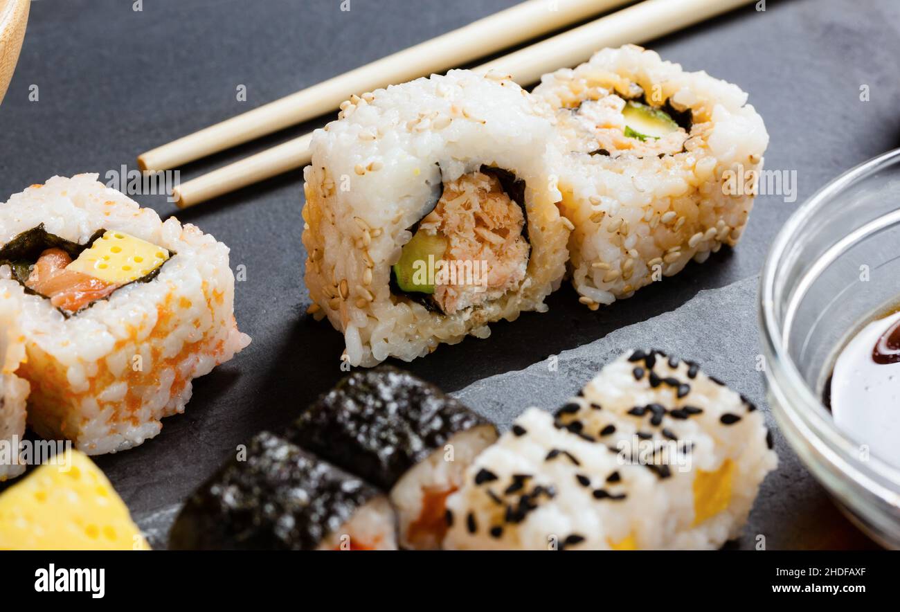 dentro fuori rotoli, sushi nigiri Foto Stock