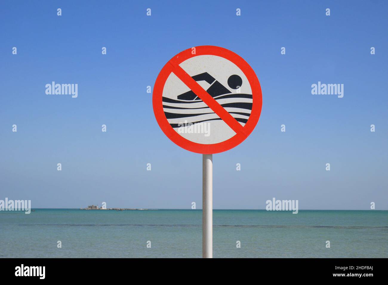 Nessun cartello per nuotare su Askar Beach, Askar, Regno del Bahrain Foto Stock