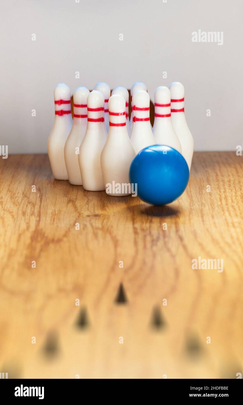 mini, bowling a dieci birilli, bowling, sport di precisione, miniature, palline da bowling Foto Stock