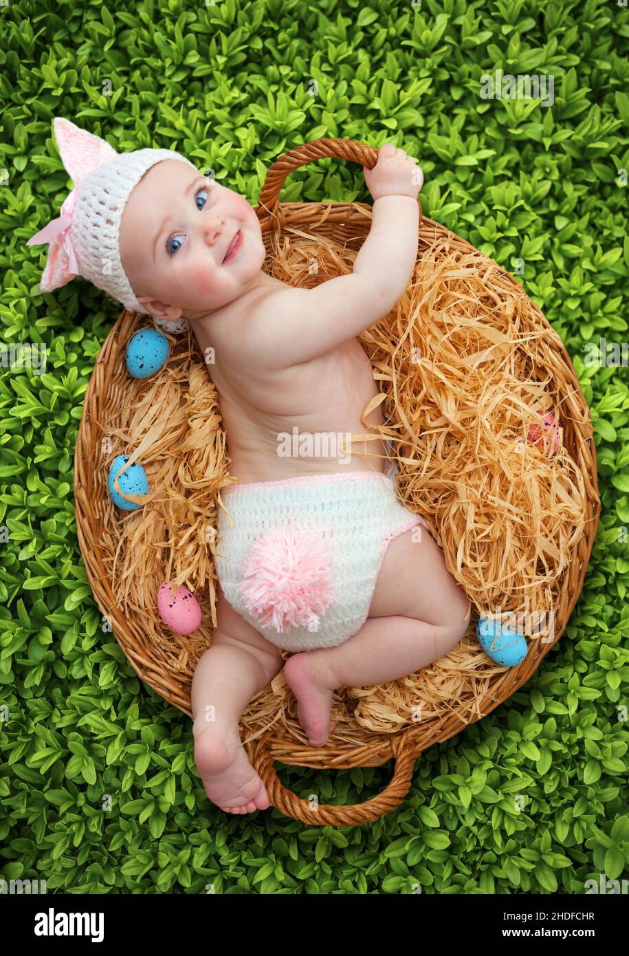 bambino, nido di pasqua, foto shoot, babe, bambini, bambini umani, assaggiatori, scatti fotografici Foto Stock