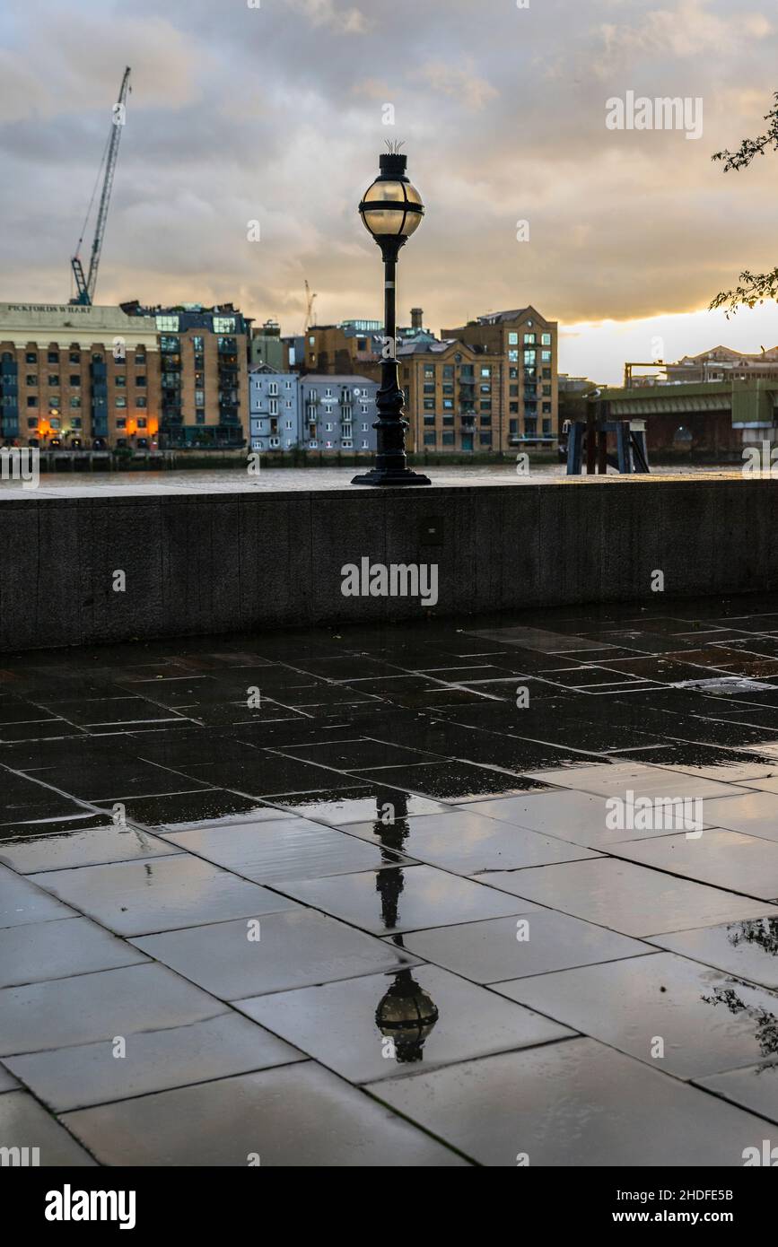 Lampada riflessa lungo il Tamigi, la Città, Londra Foto Stock