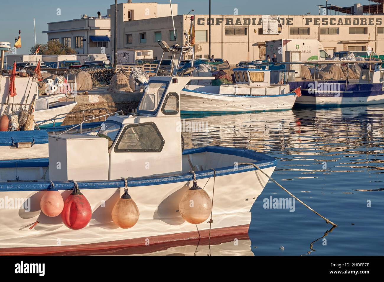 Gilda di pescatori con barche da pesca nel porto della città di Santa Pola in provincia di Alicante, Spagna, Europa Foto Stock
