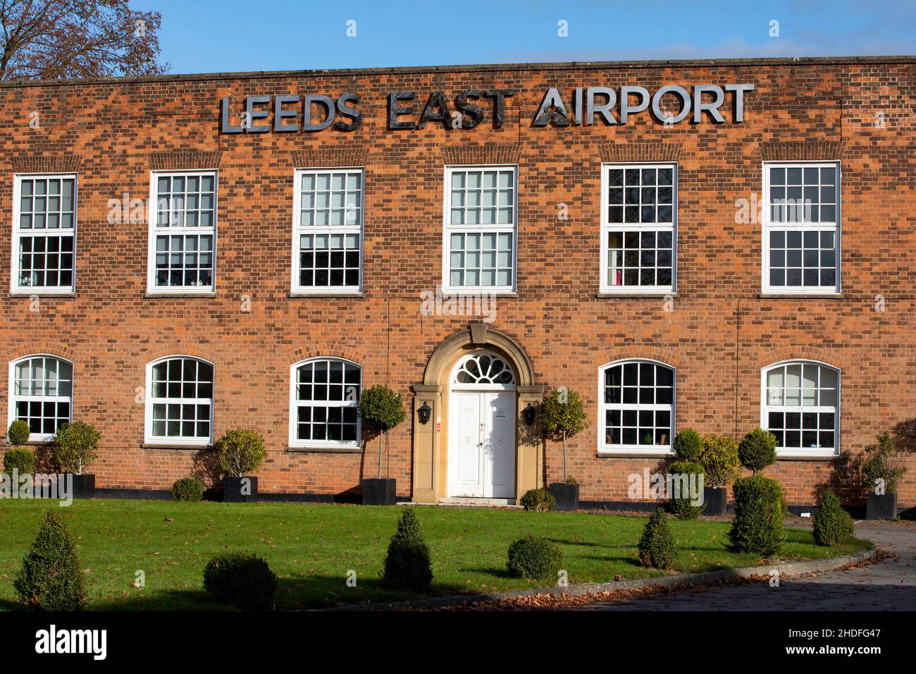 Entrata dell'Aeroporto di Leeds Est vicino a Church Fenton. Ex RAF Chiesa Fenton, ora operante come aeroporto privato e di proprietà di Makins Enterprises. In Aggiungi Foto Stock