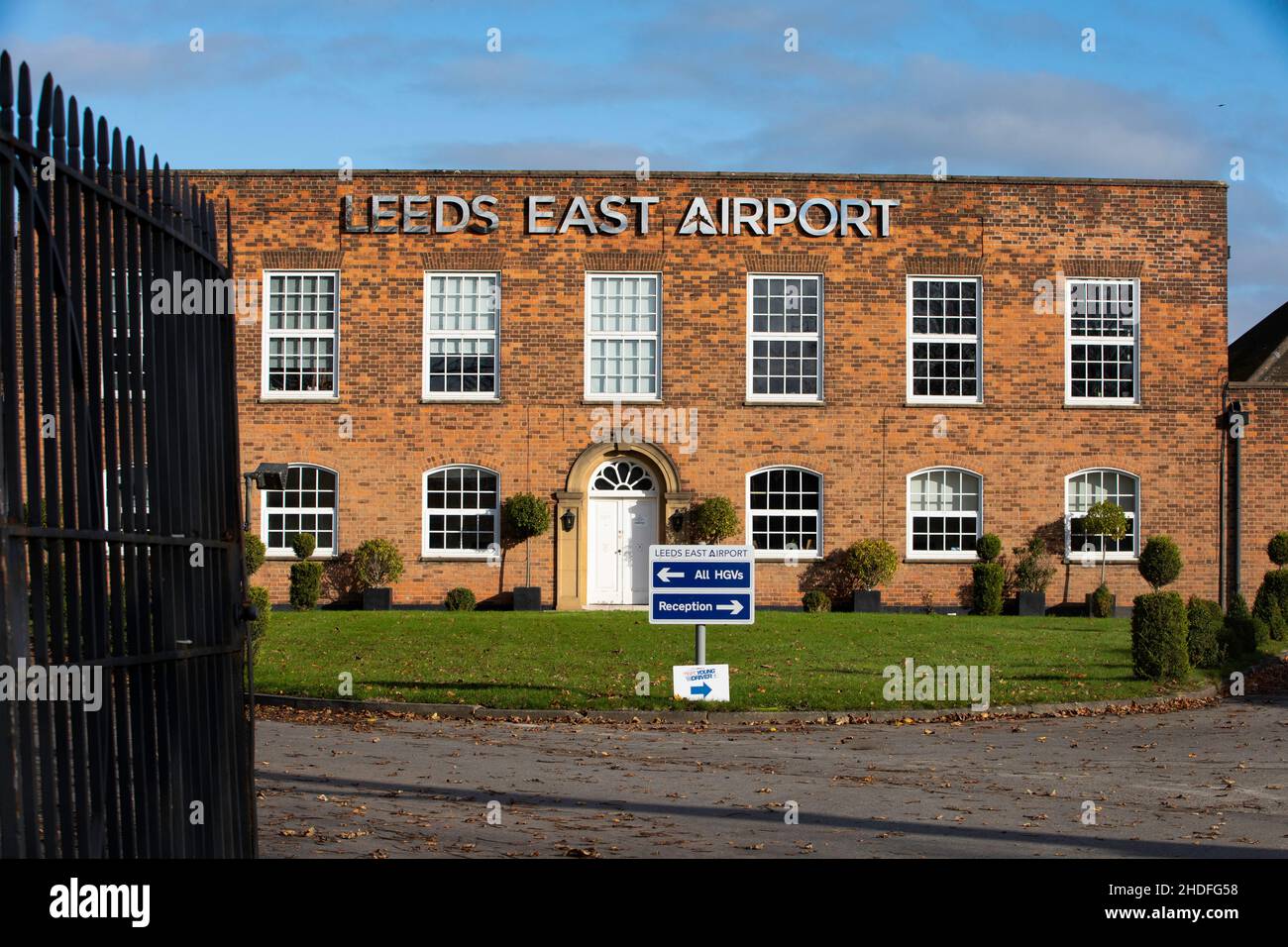 Entrata dell'Aeroporto di Leeds Est vicino a Church Fenton. Ex RAF Chiesa Fenton, ora operante come aeroporto privato e di proprietà di Makins Enterprises. In Aggiungi Foto Stock