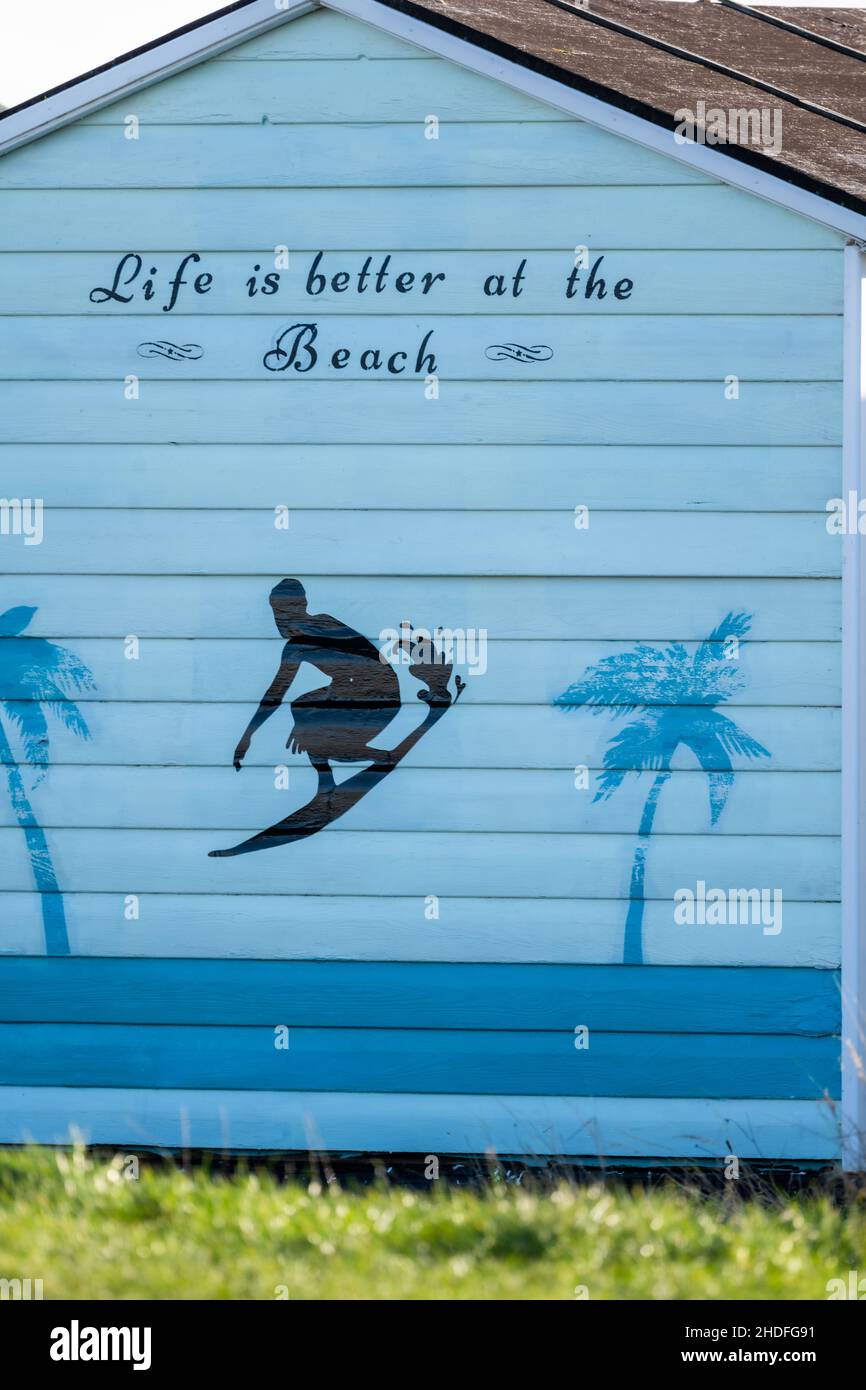 La vita è migliore sulla spiaggia, murale sulla capanna sulla spiaggia a Hayling Island, Hampshire, Regno Unito Foto Stock