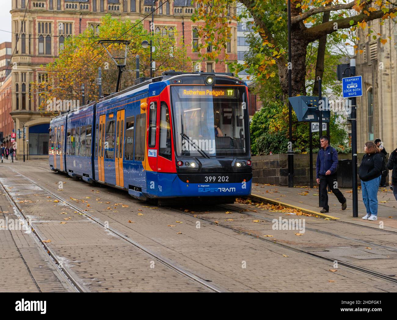 Tram di Sheffield nel centro della città Foto Stock