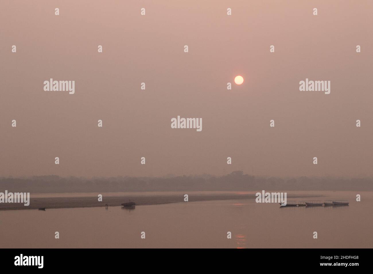 Alba vista sul fiume ganges a varanasi uttar pradesh india. Foto Stock