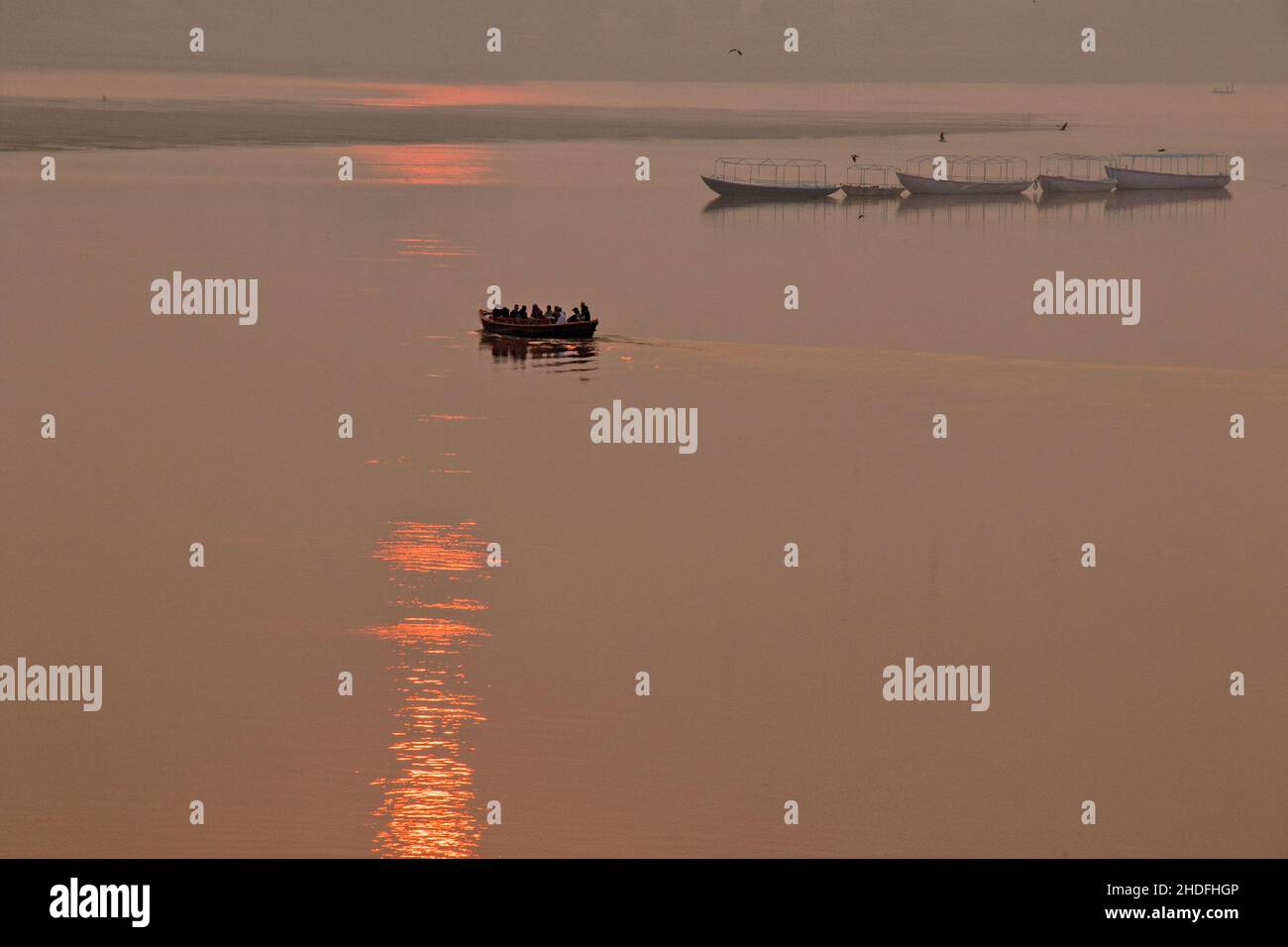 Alba vista sul fiume ganges a varanasi uttar pradesh india. Foto Stock