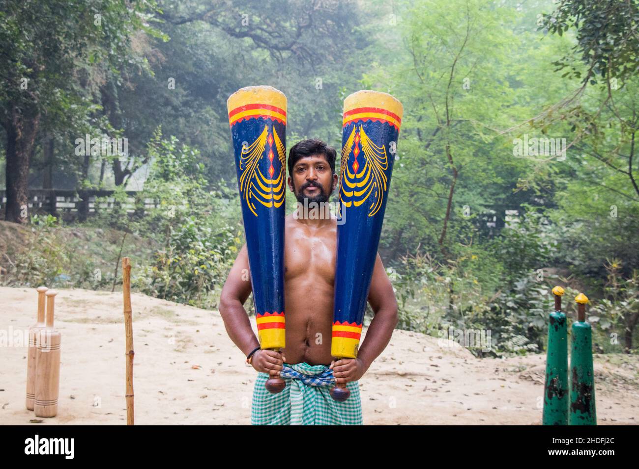 I wrestlers indiani non identificati fanno l'esercitazione sollevando le loro attrezzature tradizionali vicino a ganga Ghat in Varanasi, Uttar Pradesh, India. Foto Stock