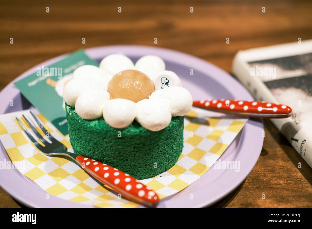 Una bella torta sul tavolo Foto Stock