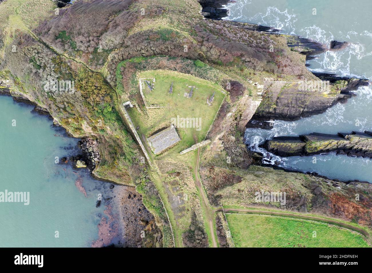 Fotografia aerea di Fishguard Hill Fort, Aerial Drone Fotografia, Mare, scogliere, Goodwick, Pembrokeshire. Foto Stock