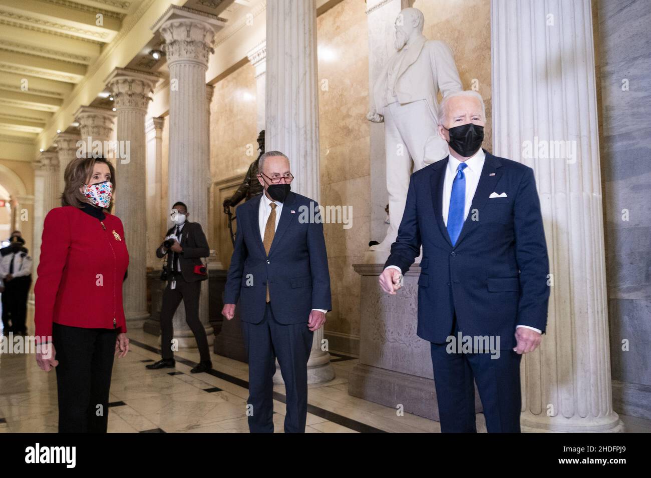 Washington, Stati Uniti. 06th Jan 2022. Il Presidente Joe Biden (R), il leader della maggioranza del Senato Chuck Schumer, D-NY, e il Presidente della Casa Nancy Pelosi, D-CA, arrivano per gli eventi del 6 gennaio al Campidoglio degli Stati Uniti a Washington, DC giovedì 6 gennaio 2022. Foto piscina di Bill Clark/UPI Credit: UPI/Alamy Live News Foto Stock