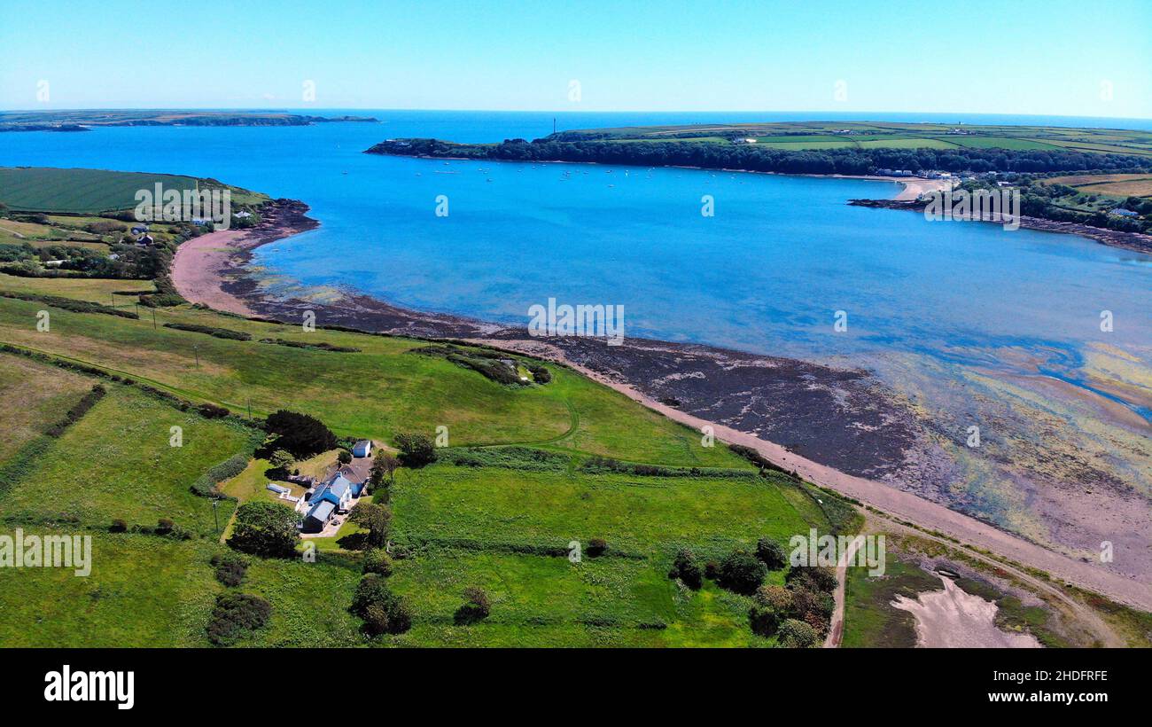 Fotografia aerea dell'estuario e delle paludi di Dale, del mare e della paludi. Foto Stock