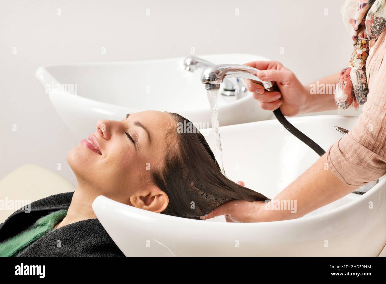 relax, lavaggio dei capelli, cura della bellezza occupazione, relax, lavaggio dei capelli, lavare i capelli, lavare i capelli, cura di bellezza occupazioni Foto Stock