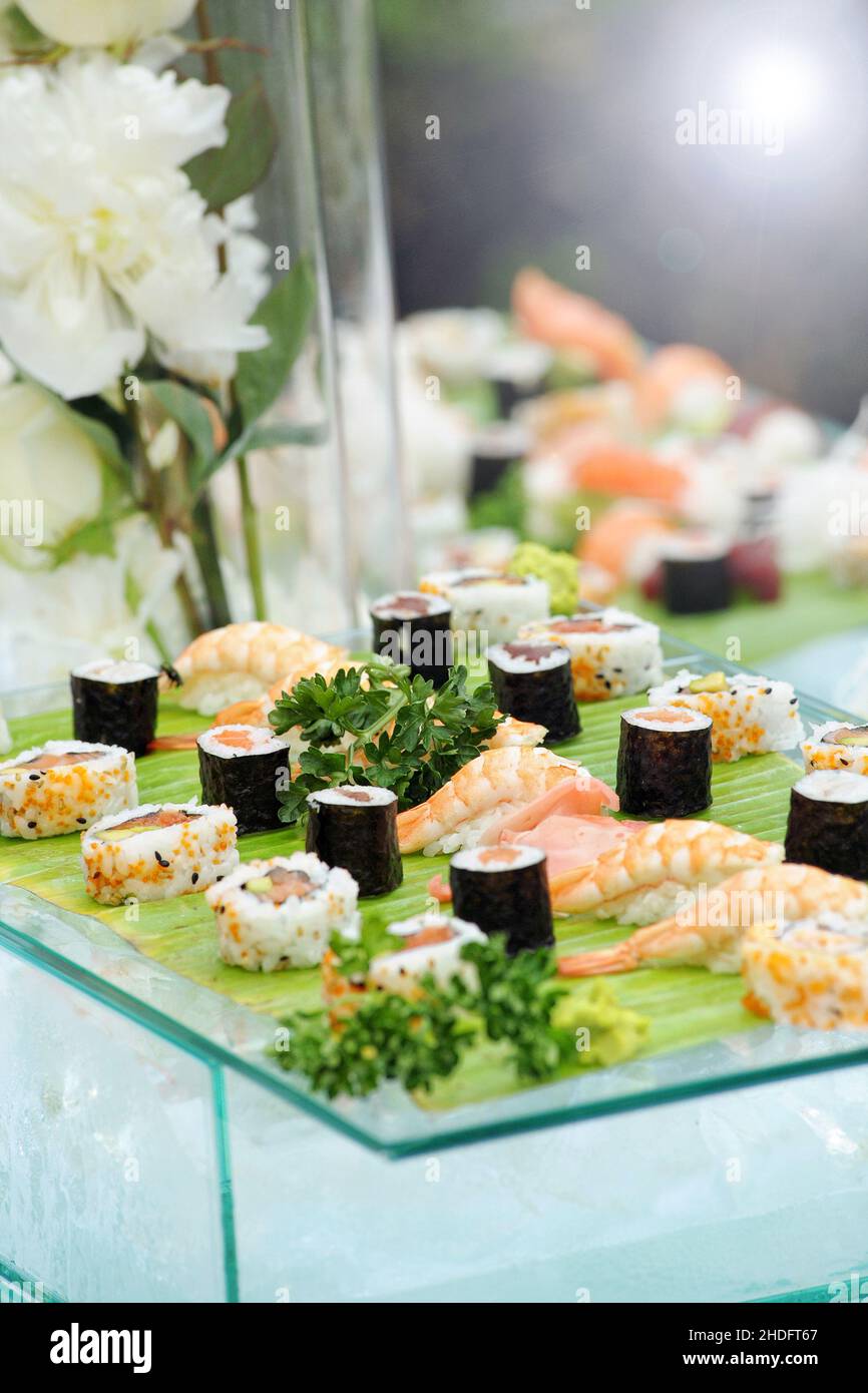 sushi, piatto di sushi, panini all'interno, uramaki, sushi nigiri, sushi, sushi piatti, uramakis Foto Stock