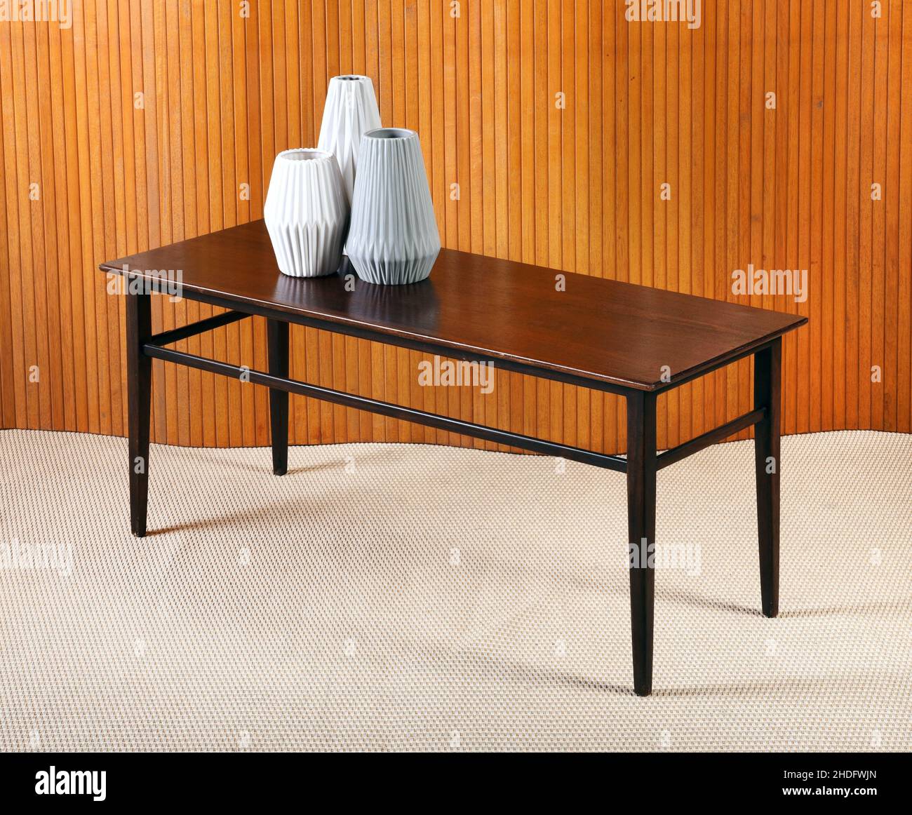 tavolo in legno, tavolo laterale, arredo design, pannelli in legno, tavoli in legno, tavoli laterali, disegni di mobili Foto Stock