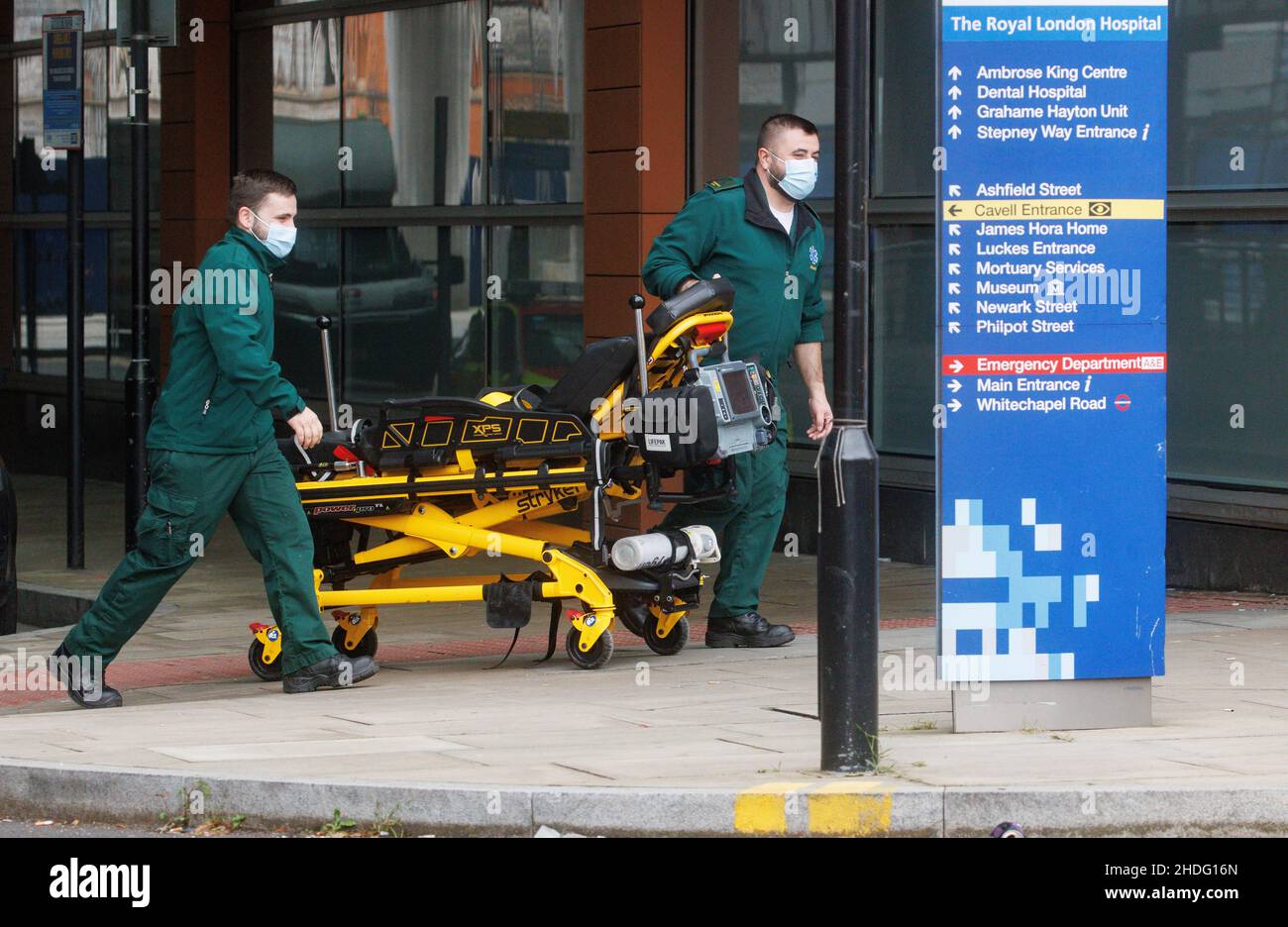 Londra, Regno Unito. 6th Jan 2022. 24 i trust in tutta l'Inghilterra hanno dichiarato un incidente critico dovuto alle pressioni di Covid. Pazienti che arrivano al Royal London Hospital di Whitechapel. I casi del virus Omicron continuano ad aumentare. Gli ospedali sono sotto pressione intensa con fino al 10% del personale non ammalato. Gli ospedali hanno anche un enorme arretrato di operazioni e trattamenti di routine. Credit: Mark Thomas/Alamy Live News Foto Stock