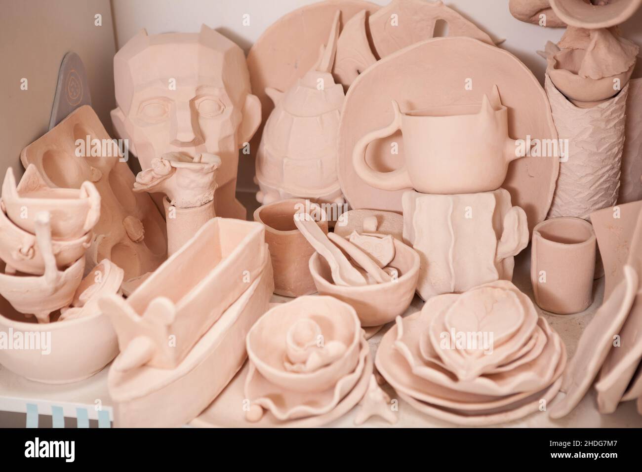 Vari utensili in ceramica e argilla sullo scaffale alla classe delle ceramiche Foto Stock