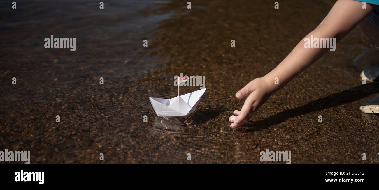 infanzia, viaggio, barche di carta, bambini, bambini, bambini, viaggi, viaggi, viaggi, imbarcazione di carta Foto Stock