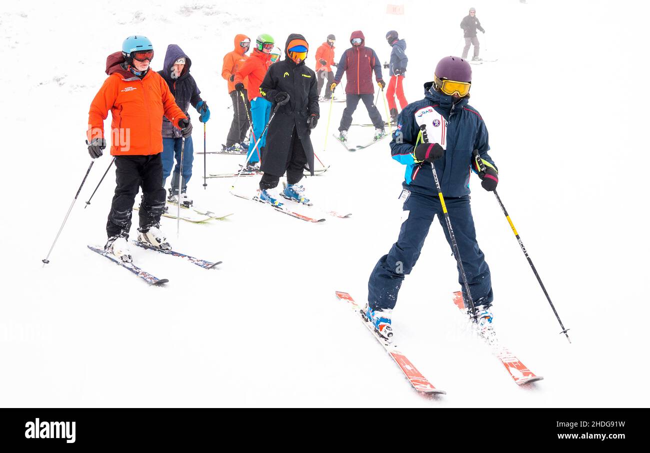 Sciatori al Glenshee Snowsports Center, Cairnwell, Aberdeenshire. Gli esperti di previsioni meteorologiche prevedono nuove cadute di neve in tutta la Scozia e nel nord dell'Inghilterra. Data foto: Giovedì 6 gennaio 2022. Foto Stock