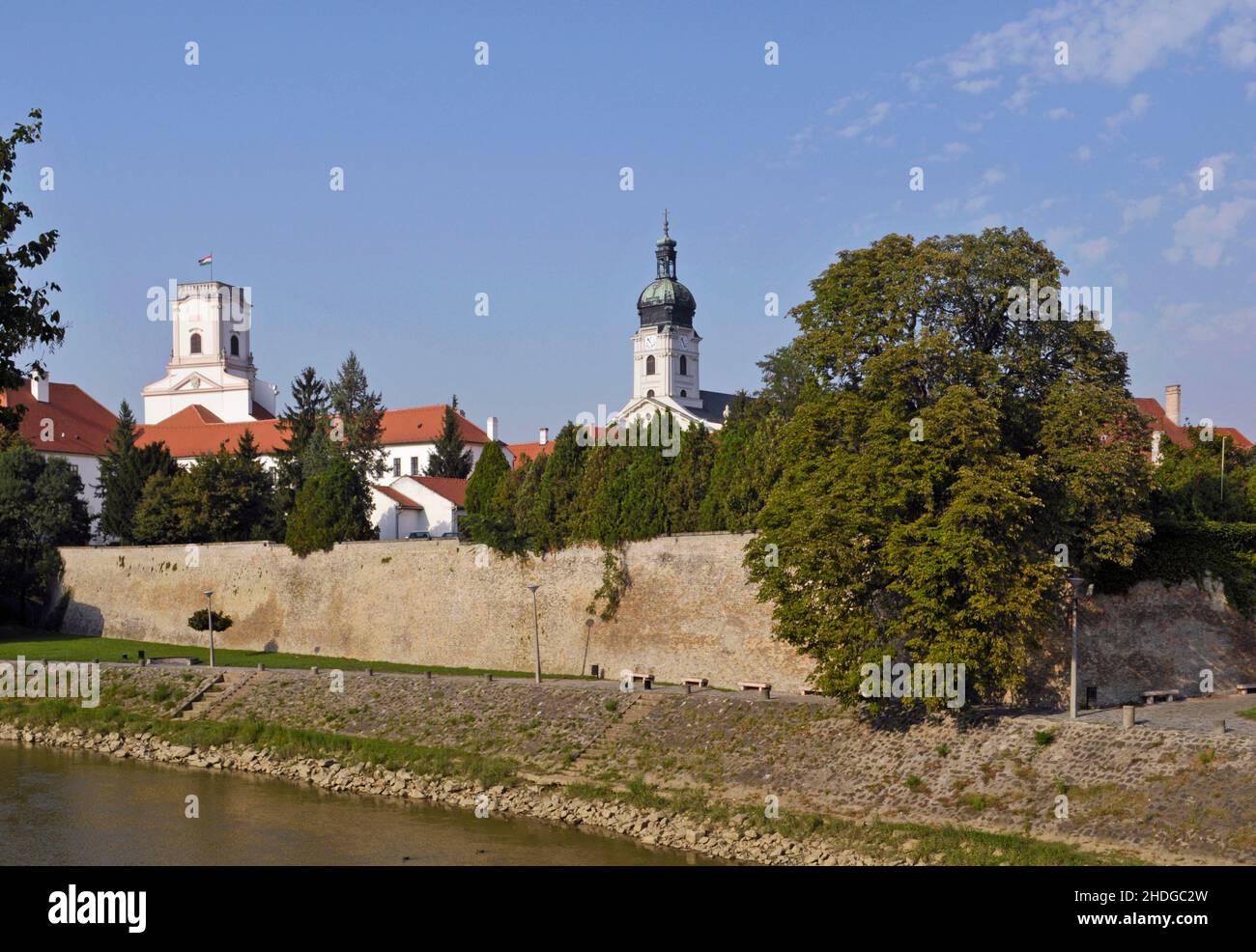 Castello dei Vescovi e Cattedrale sul fiume Raba nel centro di Györ, Ungheria Foto Stock