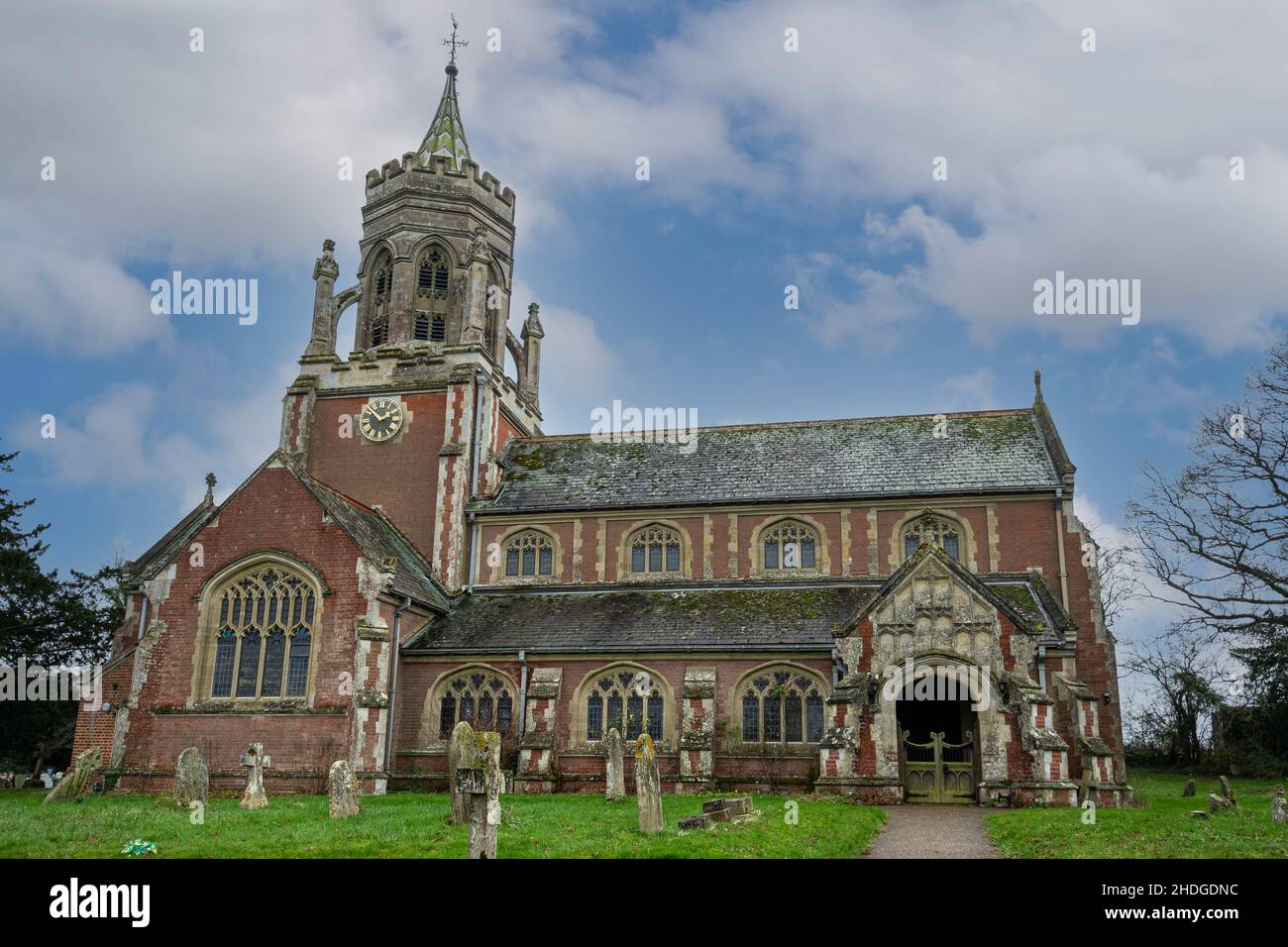 St Leonard's Parish Church in Sherfield English, un piccolo villaggio nella Test Valley, Hampshire, Inghilterra, Regno Unito Foto Stock