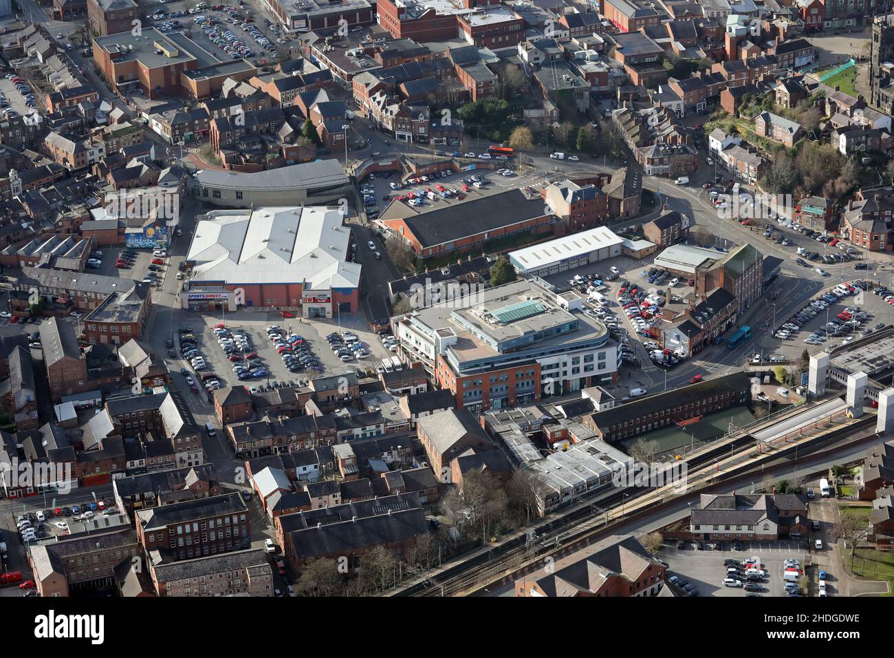 Vista aerea del centro di Macclesfield da est verso ovest, con la stazione ferroviaria in primo piano Foto Stock