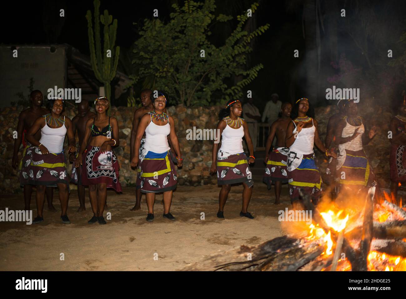 musica africana e danza per i turisti in un lodge a hoedspruit Foto Stock