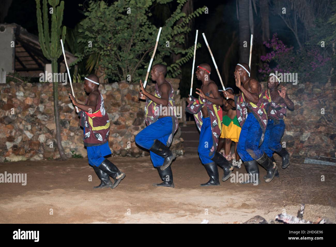musica africana e danza per i turisti in un lodge a hoedspruit Foto Stock