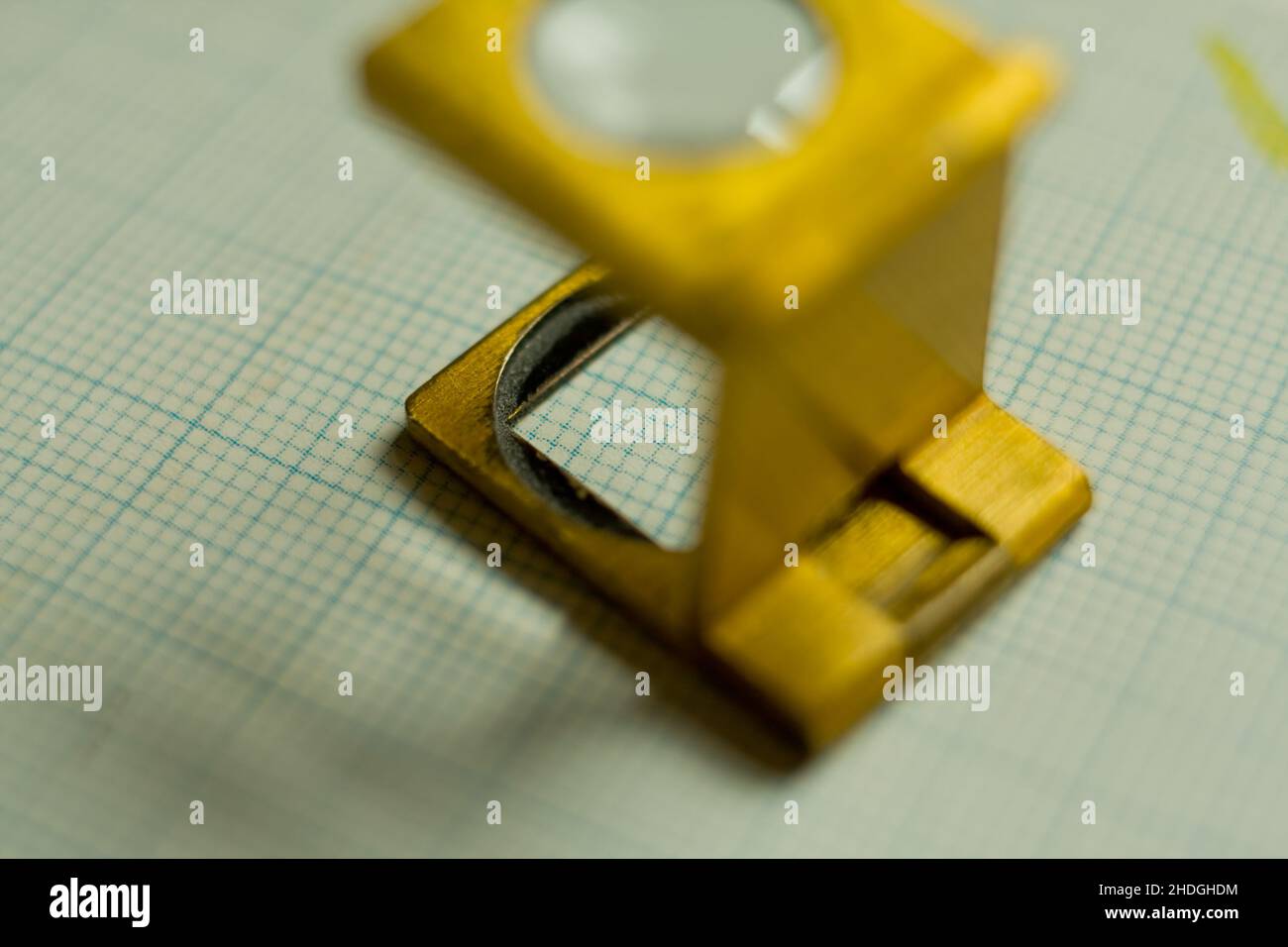 carta per grafici, tester per lino, carte per grafici, carta millimetrica, tester per lino, lente di ingrandimento Foto Stock