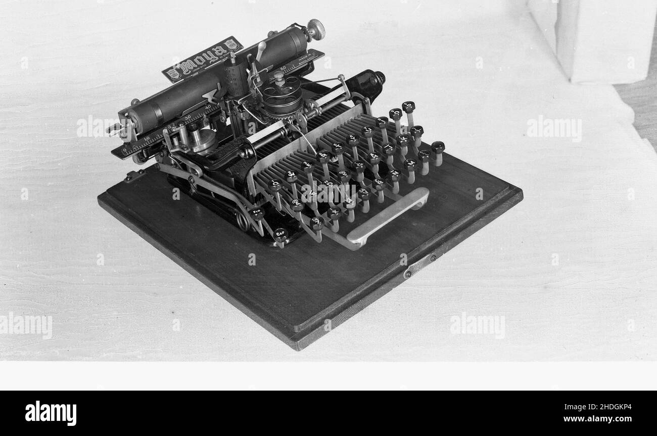 1980s, storica, una macchina da scrivere Moya d'epoca, in disparte. Prodotto in Inghilterra, a Leicester, è stato prodotto nel 1902. Un terzo progetto porta allo sviluppo della Imperial Typewriter Company, uno dei produttori di macchine da scrivere più conosciuti al mondo. Foto Stock