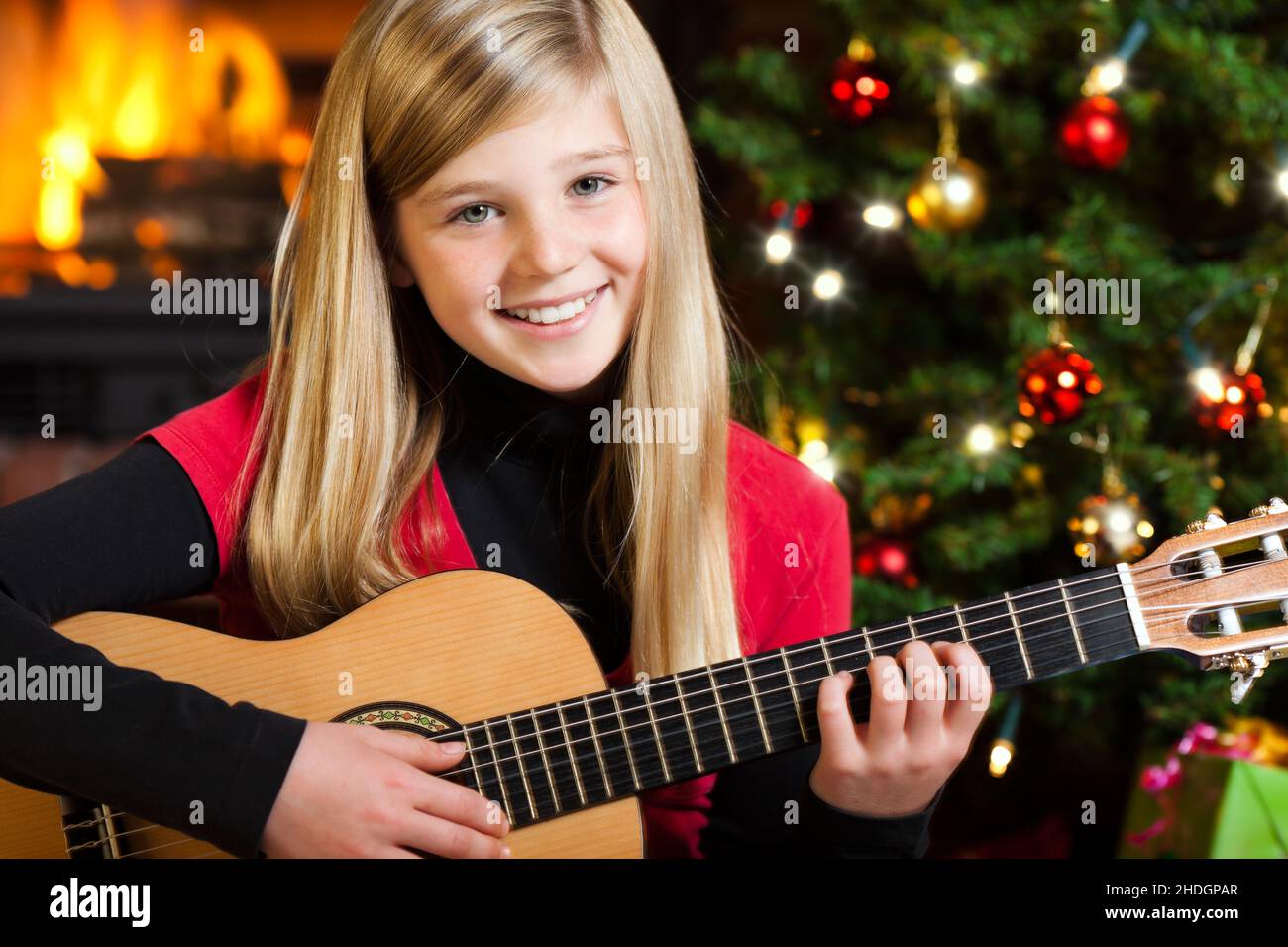 Ragazza,natale,a suonare la chitarra,canzone di natale Foto stock - Alamy